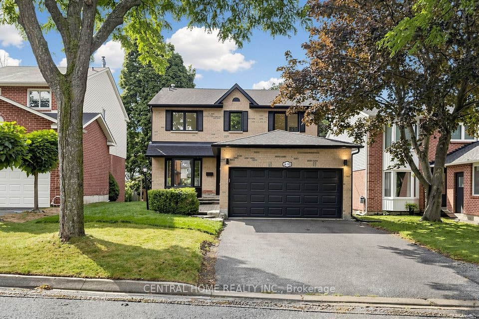 15 Closs Square, Aurora, ON L4G 5H9 – main photo