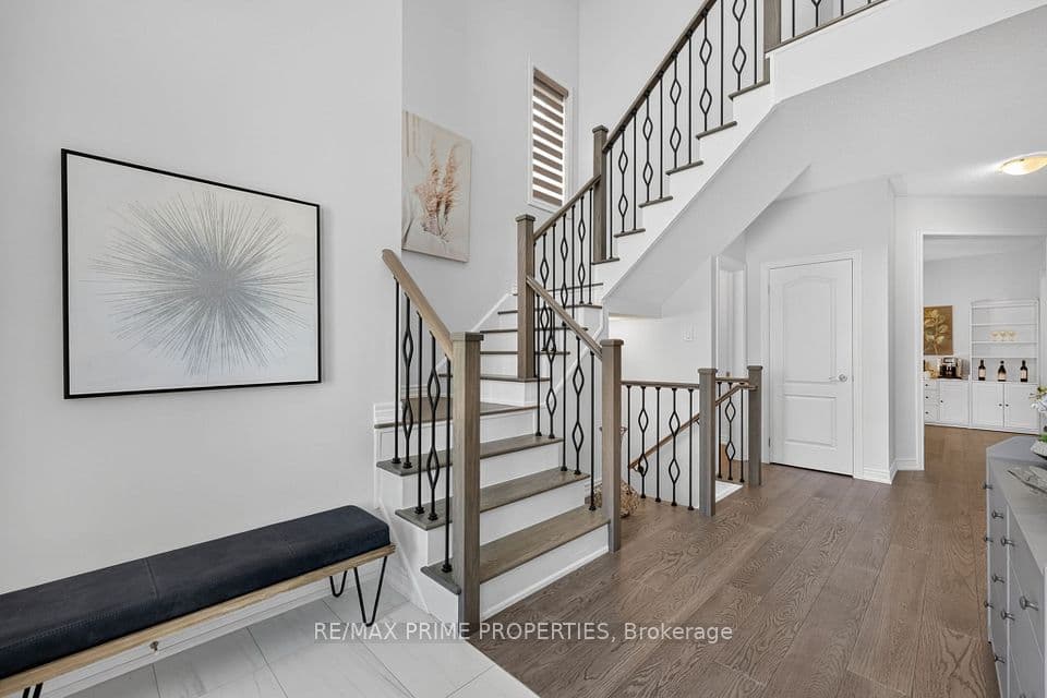 28 Frederick Taylor Way, East Gwillimbury, ON L0G 1M0 – photo 3