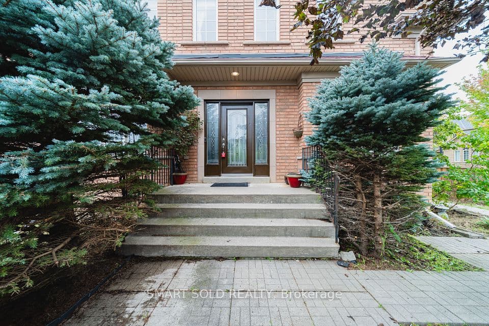 16 Courtney Crescent, Richmond Hill, ON L4E 4B9 – photo 2