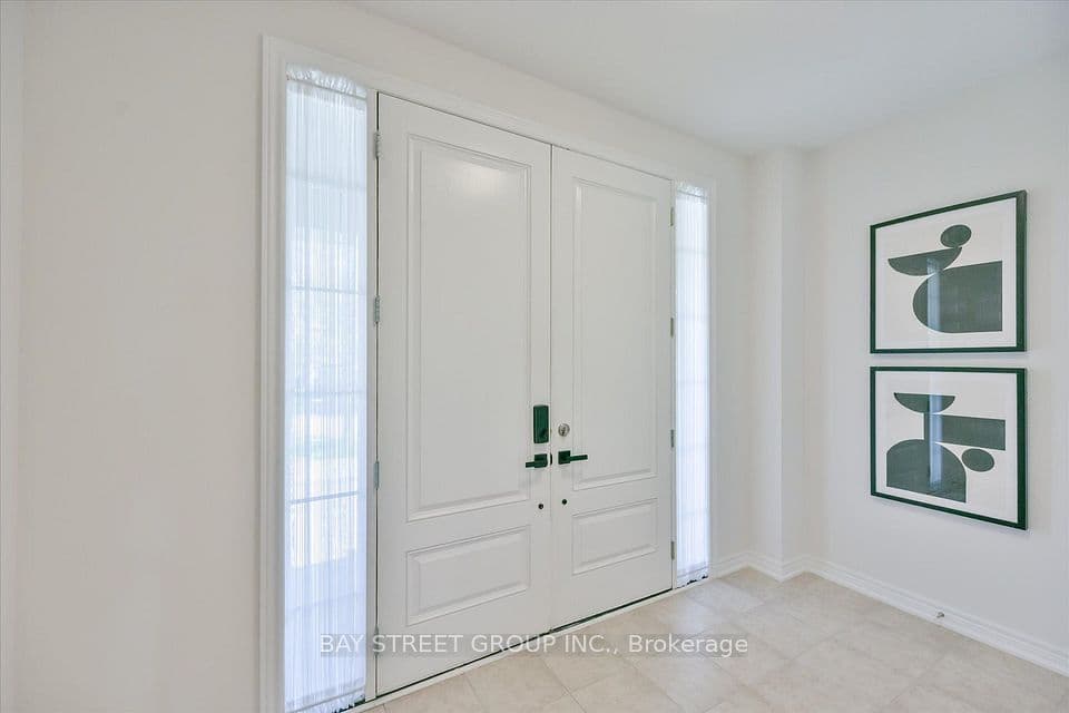 62 Roth Street, Aurora, ON L4G 0W7 – photo 2