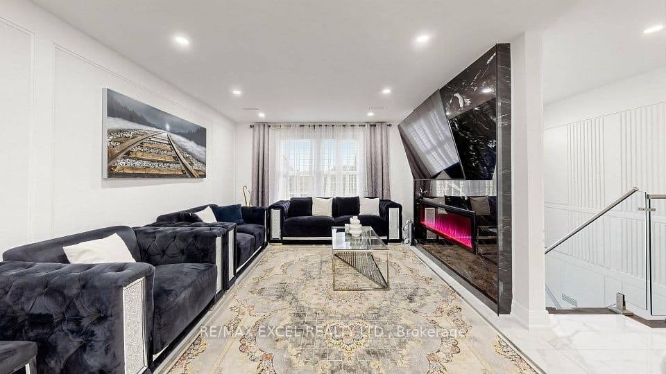 332 Dixon Boulevard, Newmarket, ON L3Y 4V6 – photo 3