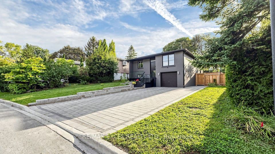 332 Dixon Boulevard, Newmarket, ON L3Y 4V6 – main photo