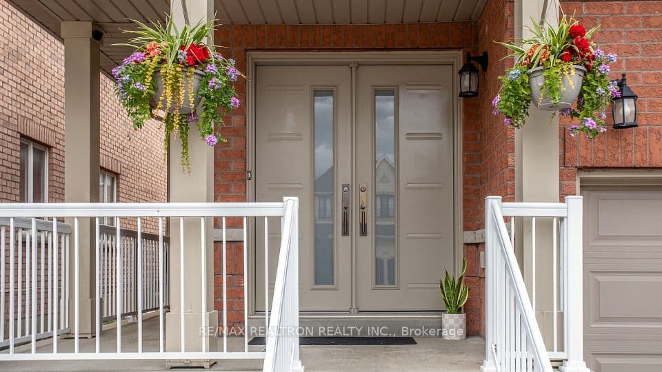 492 Pleasant Ridge Avenue, Vaughan, ON L4J 8X2 – photo 2