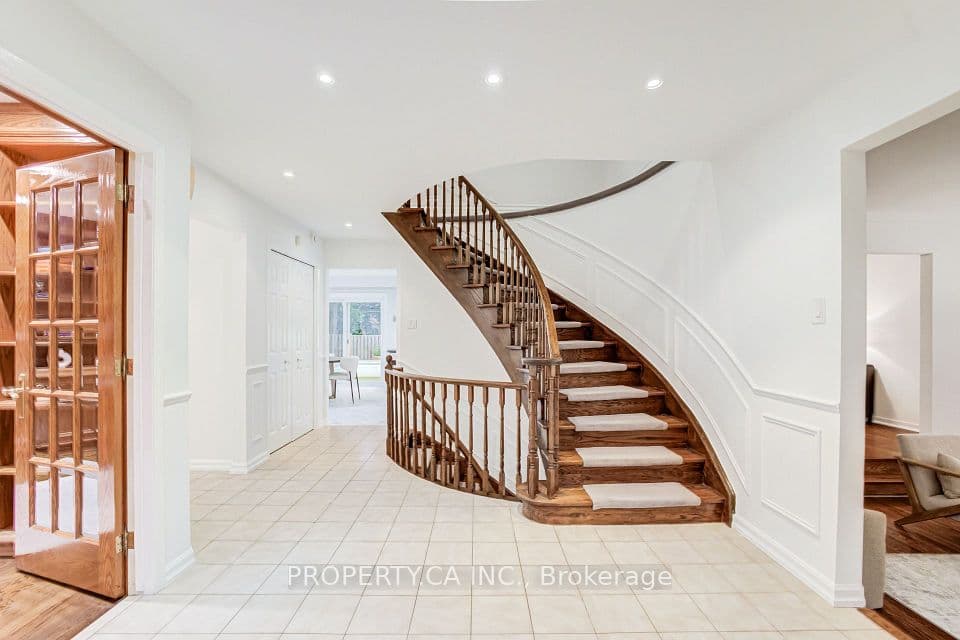 143 Cambridge Crescent, Richmond Hill, ON L4C 6G1 – photo 2
