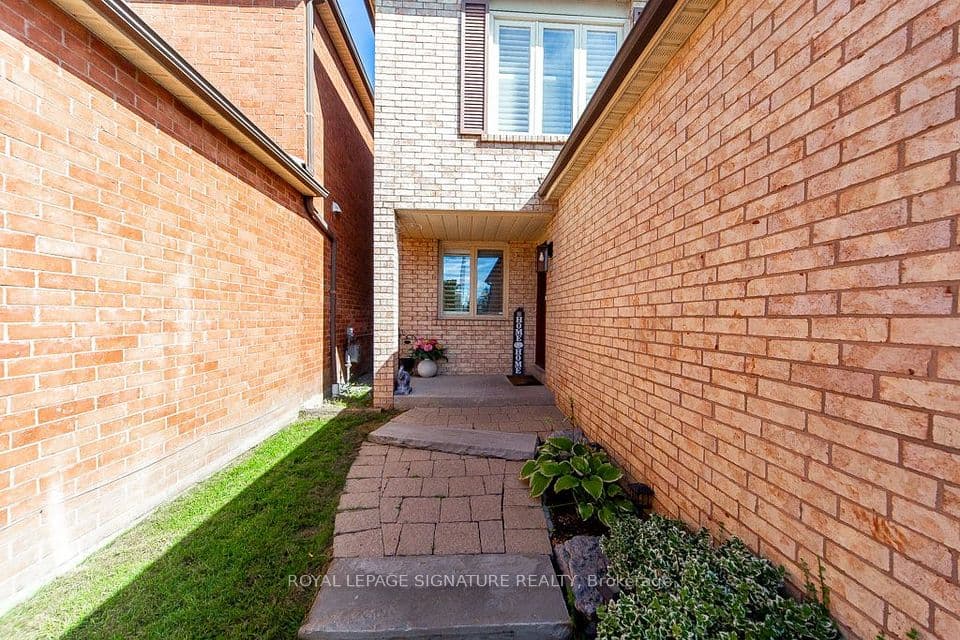 28 Augusta Court, Markham, ON L3T 7K7 – photo 2