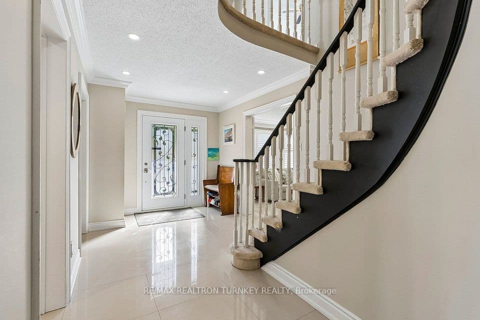 263 Chambers Crescent, Newmarket, ON L3X 1T1 – photo 3
