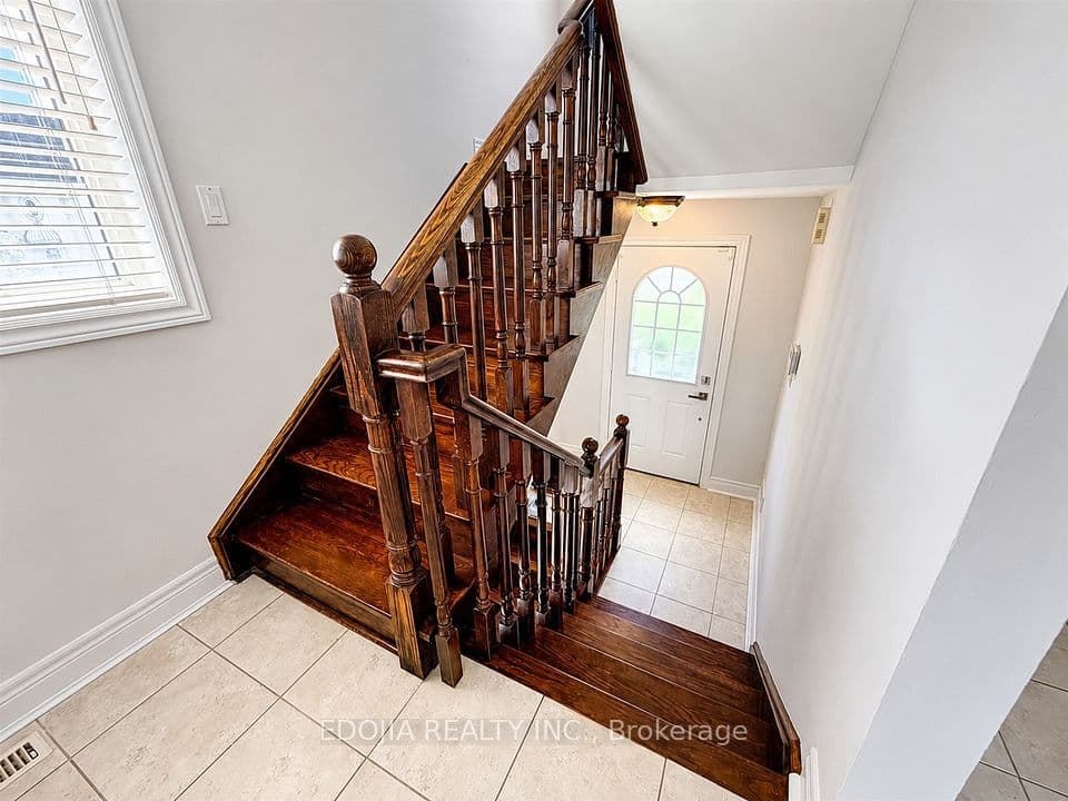 215 16th Avenue 14, Richmond Hill, ON L4C 0T8 – photo 2