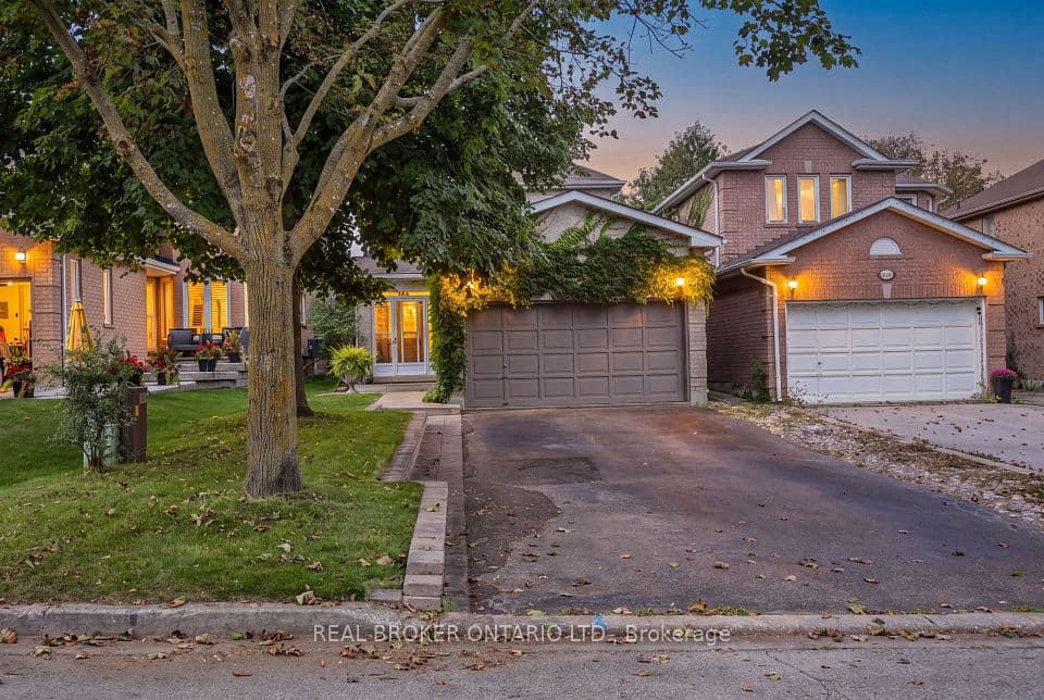408 Flanagan Court, Newmarket, ON L3X 2E9 – main photo
