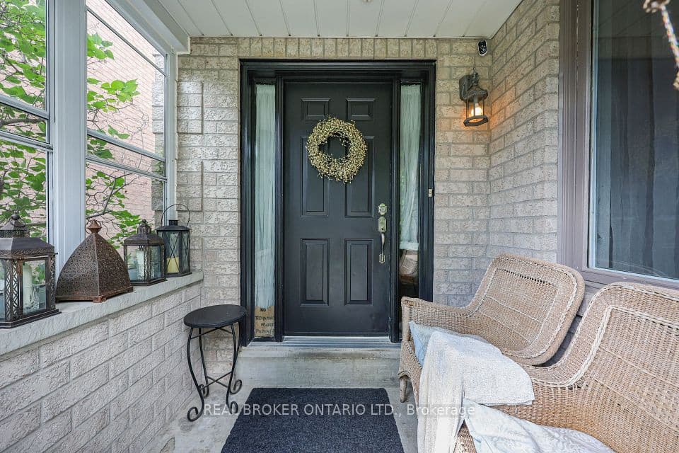408 Flanagan Court, Newmarket, ON L3X 2E9 – photo 3