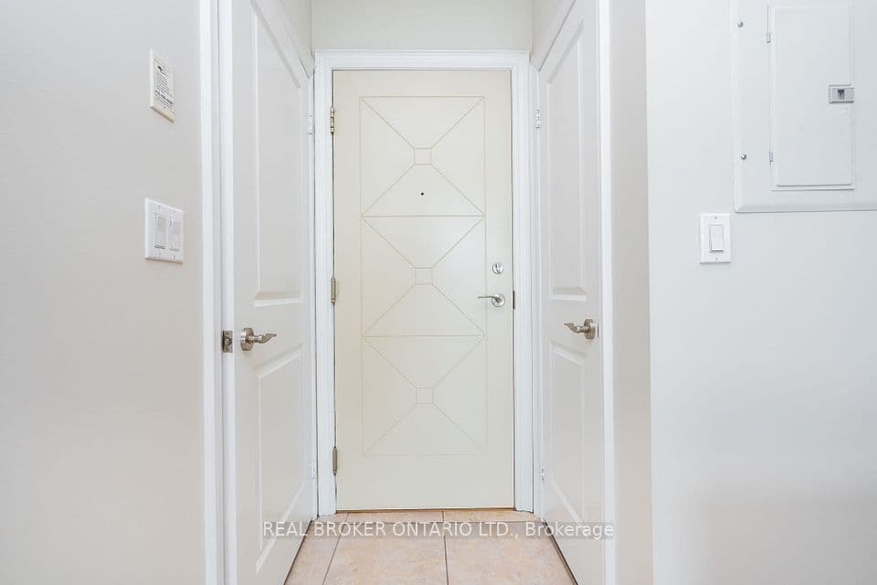 18 Harding Boulevard PH208, Richmond Hill, ON L4C 0T3 – photo 2