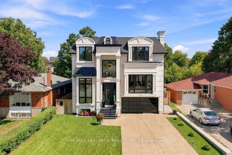 209 Sussex Avenue, Richmond Hill, ON L4C 2G3 – main photo