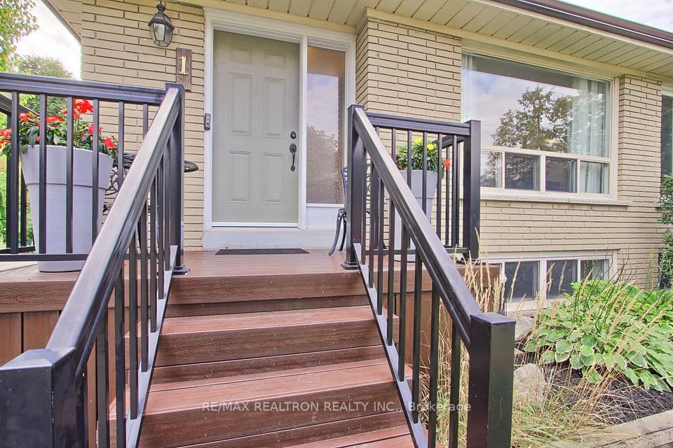 1 McDonald Drive, Aurora, ON L4G 2T4 – photo 2