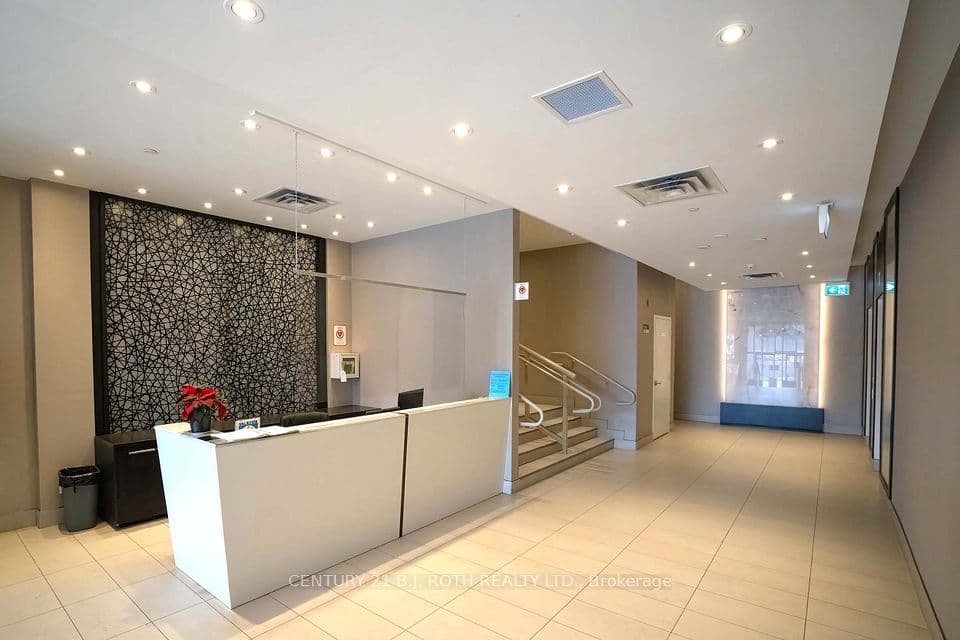 15277 Yonge Street S 313, Aurora, ON L4G 1Y3 – photo 2