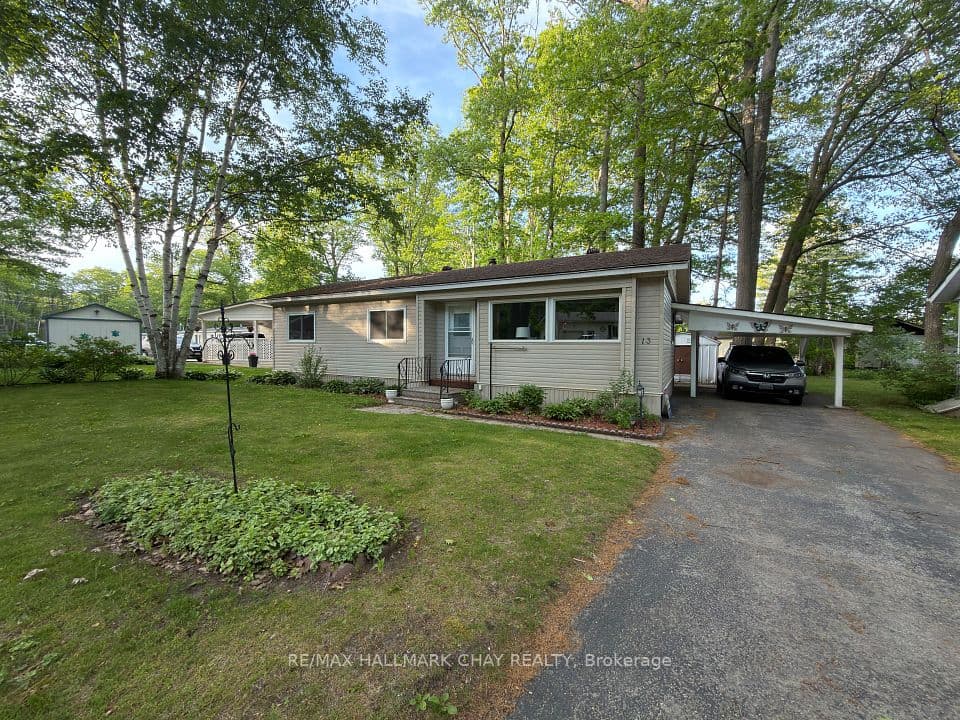 13 Carruthers Street N, Wasaga Beach, ON L9Z 1K2 – main photo