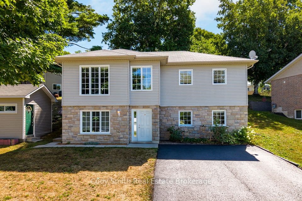 21 CHURCH Street, Penetanguishene, ON L9M 1A9 – main photo