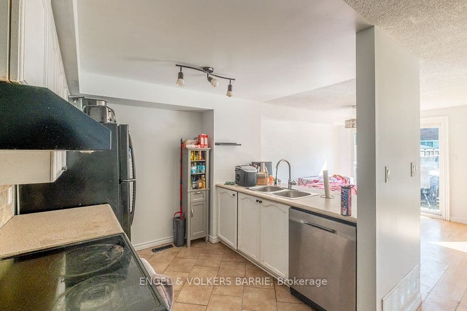 92 Lee Crescent, Barrie, ON L4N 9Z1 – photo 3