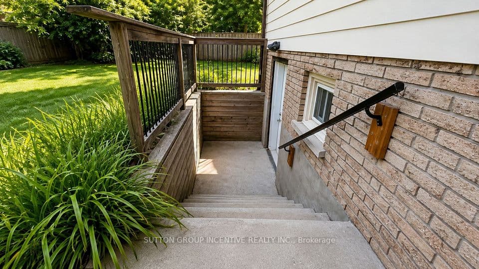 35 Davies Crescent, Barrie, ON L4M 2M4 – photo 2