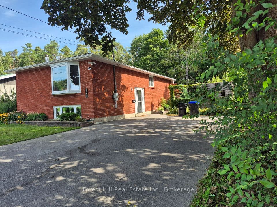 679 Simcoe Avenue W, Tay, ON L0K 1R0 – main photo