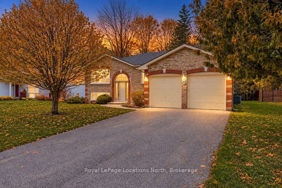 40 Fairway Crescent, Wasaga Beach, ON L9Z 1B8 – main photo