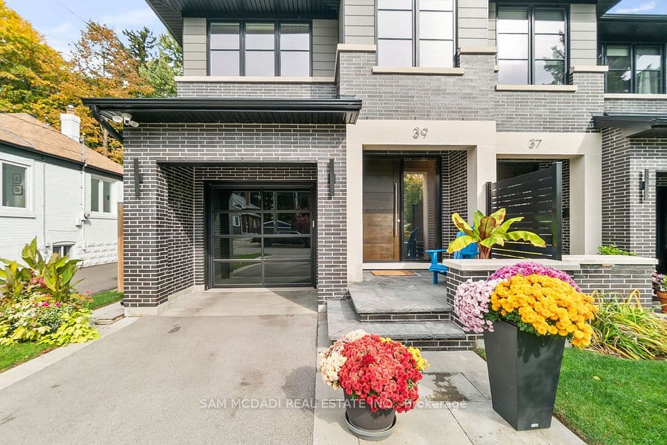 39 Oakwood Avenue N, Mississauga, ON L5G 3L8 – photo 2