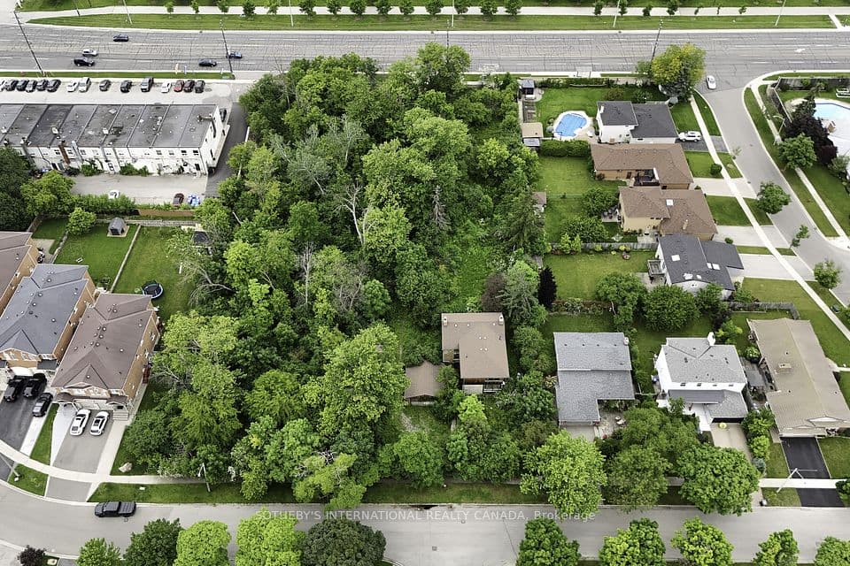 1050 BURNHAMTHORPE Road E, Mississauga, ON L4Y 2X6 – main photo