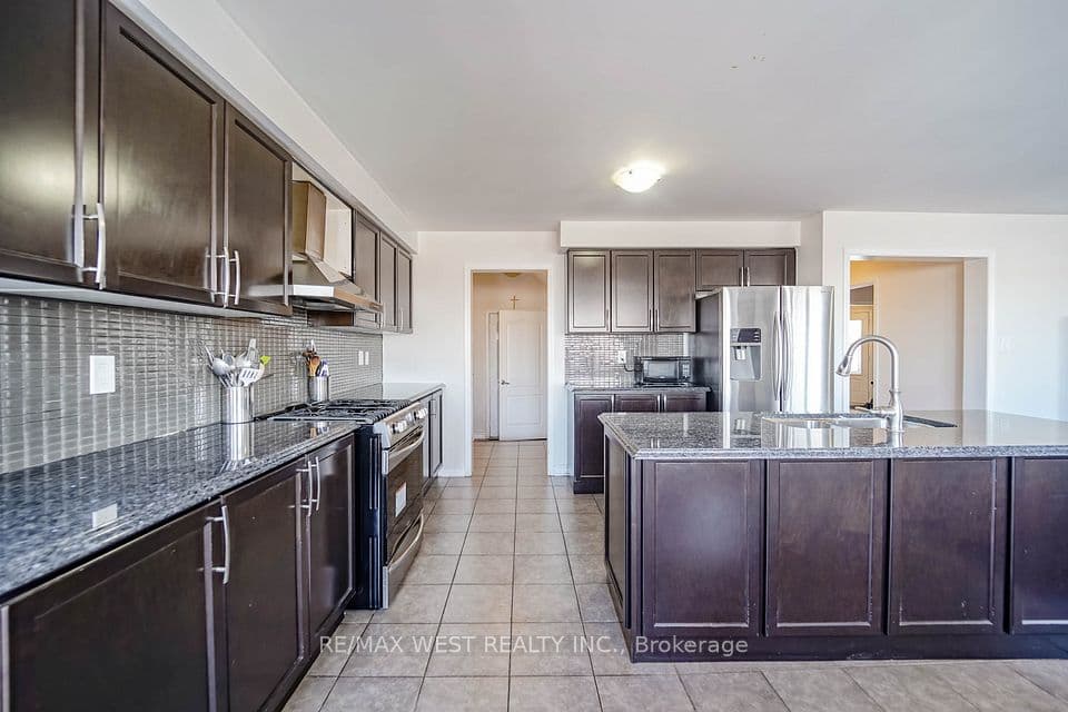 110 Tysonville Circle, Brampton, ON L7A 0B5 – photo 2