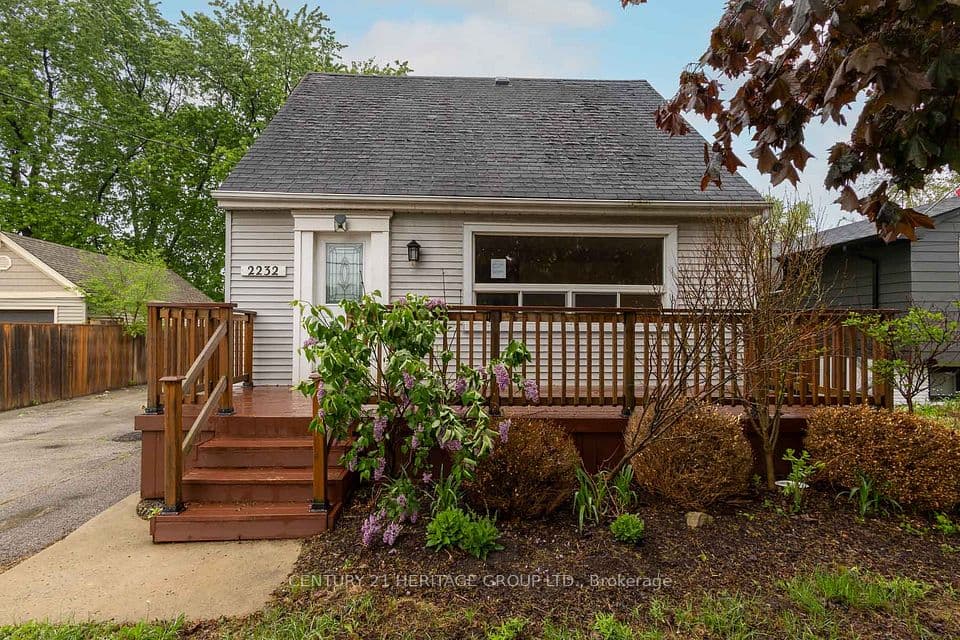 2232 Queensway Drive, Burlington, ON L7R 3T1 – main photo