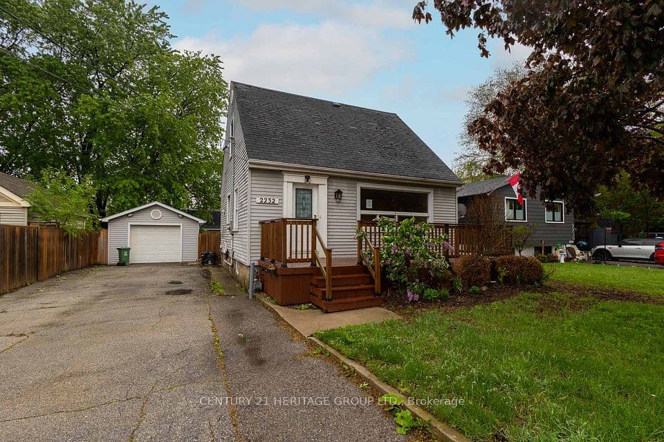 2232 Queensway Drive, Burlington, ON L7R 3T1 – photo 2