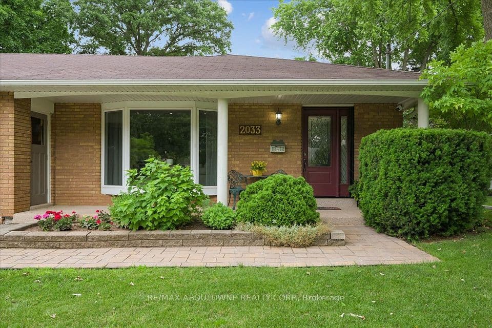 2033 Saxon Road, Oakville, ON L6L 2V1 – photo 2