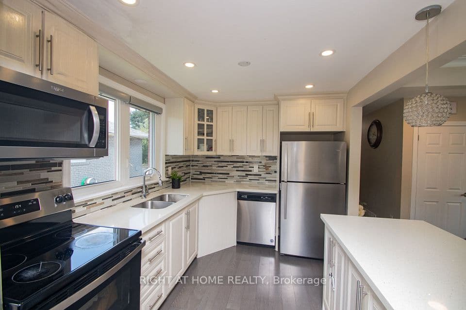 65 Bridgenorth Crescent, Toronto, ON M9V 2M5 – main photo