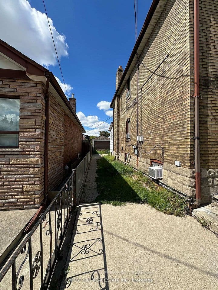 666 Jane Street, Toronto, ON M6N 4A7 – photo 3