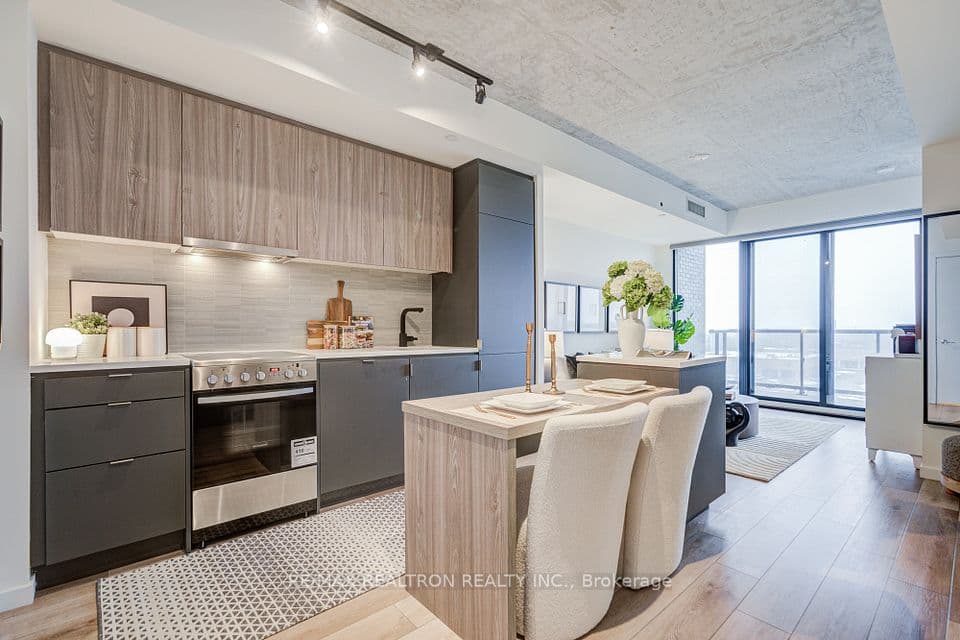 7 Smith Crescent 518, Toronto, ON M8Z 0G3 – main photo