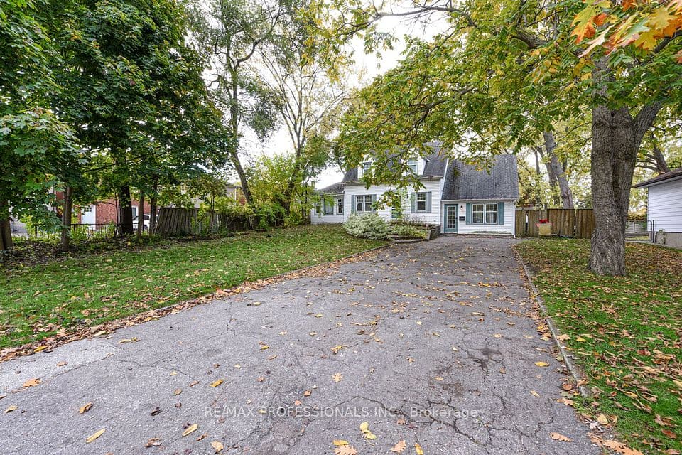 10 Broadview Avenue, Mississauga, ON L5H 2S9 – photo 3