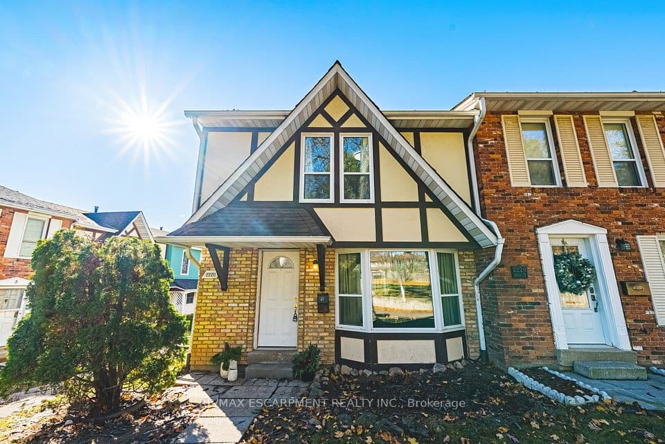 2220 UPPER MIDDLE Road 4, Burlington, ON L7P 3P4 – main photo
