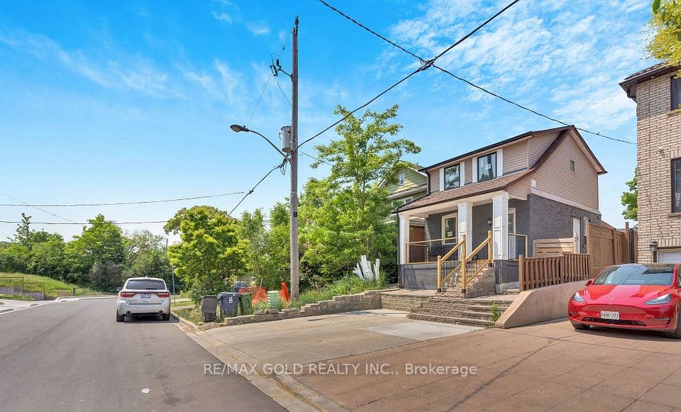 8 Fairglen Crescent, Toronto, ON M9N 1S2 – photo 2