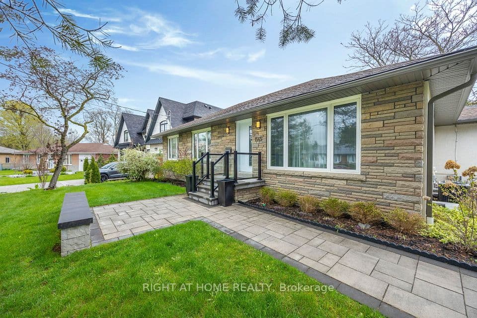 1565 Kipper Avenue, Mississauga, ON L5G 4C9 – photo 2