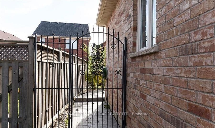 694 Gypsy Fly Crescent, Mississauga, ON L5W 1H5 – photo 3