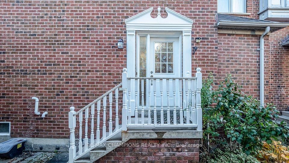 135 Ural Circle, Brampton, ON L6R 1J6 – main photo