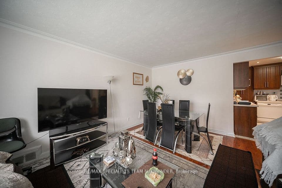 19 Buttonwood Avenue, Toronto, ON M6M 2H9 – photo 3
