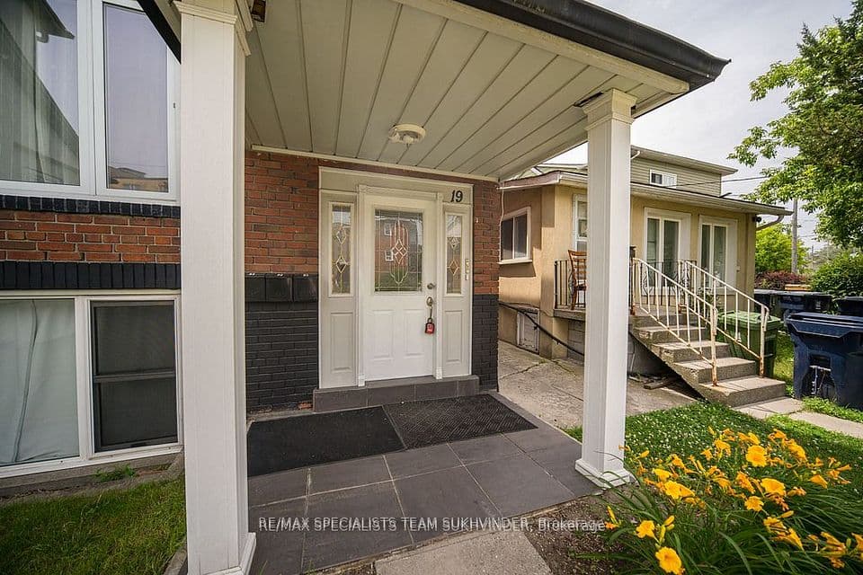 19 Buttonwood Avenue, Toronto, ON M6M 2H9 – photo 2