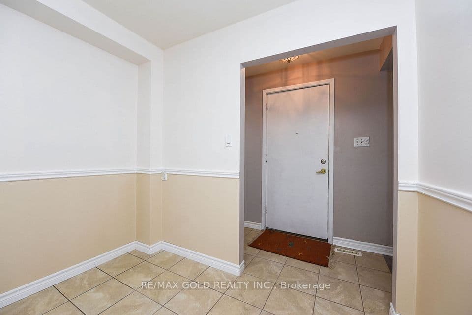 3657 Woodruff Crescent, Mississauga, ON L4T 1T8 – photo 2