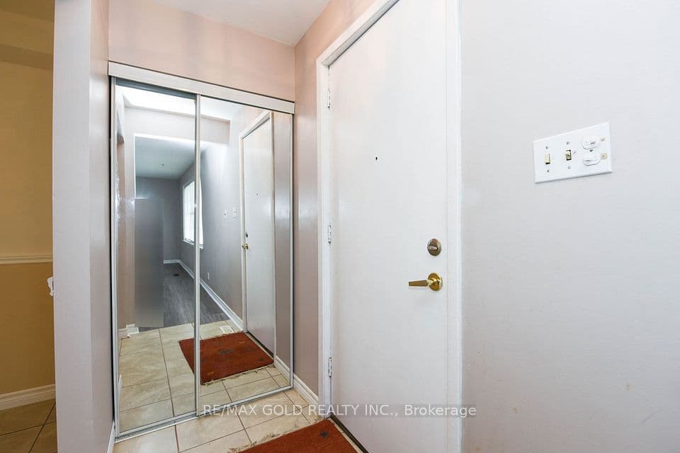 3657 Woodruff Crescent, Mississauga, ON L4T 1T8 – photo 3