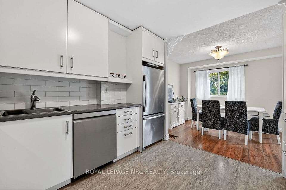 453 Woodview Road 4, Burlington, ON L7N 2Z9 – main photo