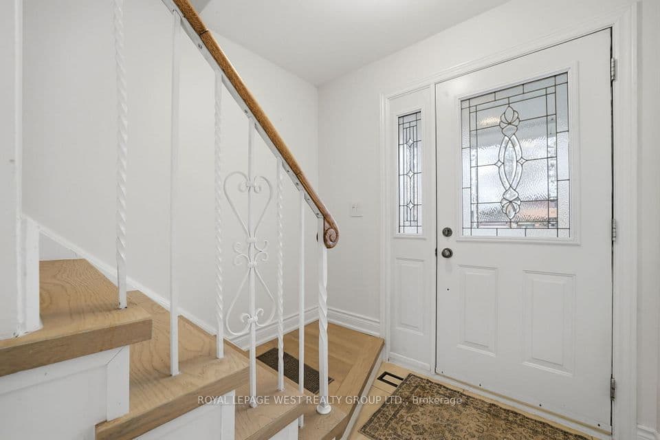 3334 Enniskillen Circle, Mississauga, ON L5C 2M8 – photo 3