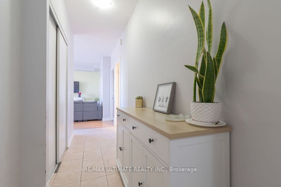 1415 Lawrence Avenue W 406, Toronto, ON M6L 1A9 – photo 3