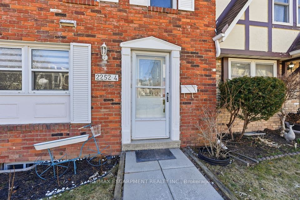 2252 Upper Middle Road 4, Burlington, ON L7P 2Z9 – photo 2