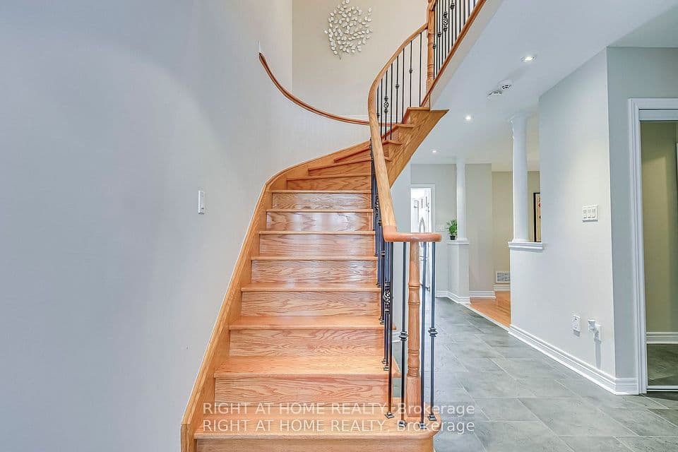 814 Brass Winds Place, Mississauga, ON L5W 1T4 – photo 3