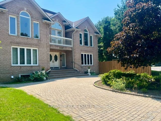 4040 Lookout Court, Mississauga, ON L4W 4E9 – photo 3