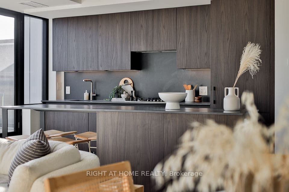 2720 Dundas Street W 607, Toronto, ON M6P 1Y2 – photo 3