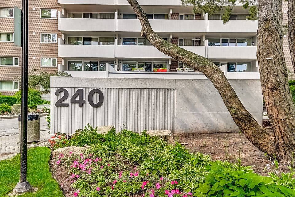 240 Scarlett Road 1405, Toronto, ON M6N 4X4 – photo 2
